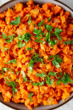 Téléchargez les photos : Riz aux carottes fumé maison avec persil dans un bol, vue sur le dessus. - en image libre de droit