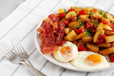 Téléchargez les photos : Petit déjeuner maison à une casserole Pommes de terre sur une assiette, vue latérale. - en image libre de droit
