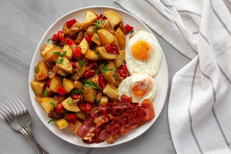 Téléchargez les photos : Pommes de terre de petit déjeuner maison à une casserole sur une assiette, vue sur le dessus. Couché plat, au-dessus, d'en haut. - en image libre de droit