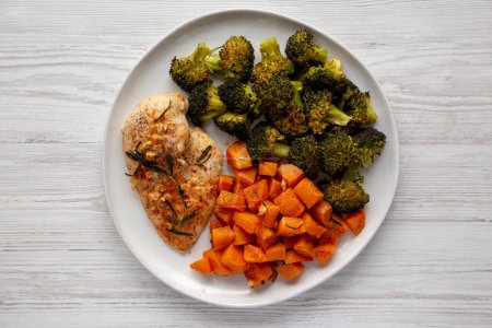 Fait maison une casserole poulet et légumes sur une assiette, vue sur le dessus. 