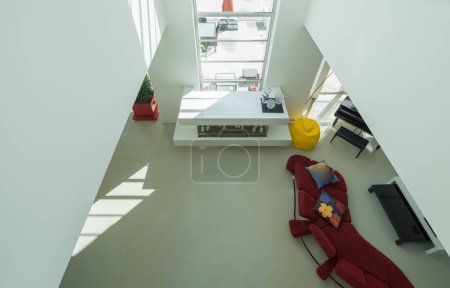 Foto de Moderno interior blanco de la casa privada de lujo. Vista de la sala de estar desde arriba. Sofá rojo. - Imagen libre de derechos