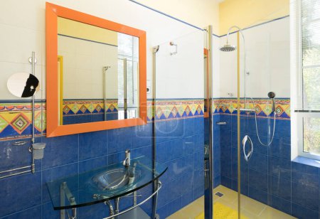 Téléchargez les photos : Intérieur moderne de salle de bain dans un appartement de luxe. Bleu et jaune. Cabine de douche verre. - en image libre de droit