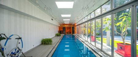 Foto de Interior moderno de la casa privada de lujo. La natación tira en la casa. Pared de vidrio. - Imagen libre de derechos