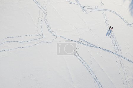 Foto de Cadenas de huellas en la nieve. Vista superior del dron. Naturaleza invernal. Esquiar personas. - Imagen libre de derechos
