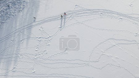 Téléchargez les photos : Des chaînes d'empreintes de pas dans la neige. Vue sur les drones supérieurs. La nature hivernale. Skier les gens. - en image libre de droit