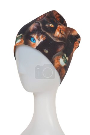 Téléchargez les photos : Chapeau élégant avec des chats imprimé sur un mannequin sur fond blanc - en image libre de droit