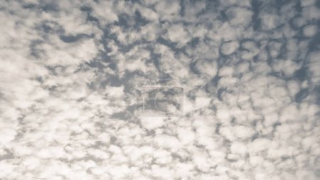 Foto de Hermoso fondo natural. Cielo azul con nubes blancas. Día soleado - Imagen libre de derechos