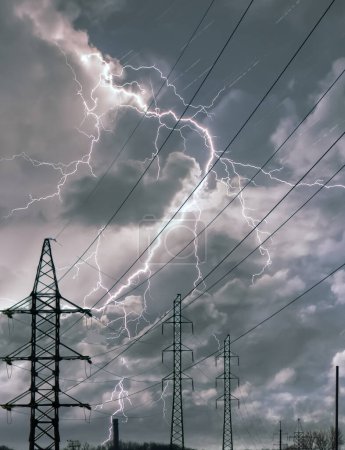 Foto de Torres de línea eléctrica de alta tensión contra el cielo de tormenta - Imagen libre de derechos