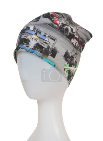 Téléchargez les photos : Chapeau élégant avec des voitures de course imprimé sur mannequin sur fond blanc - en image libre de droit