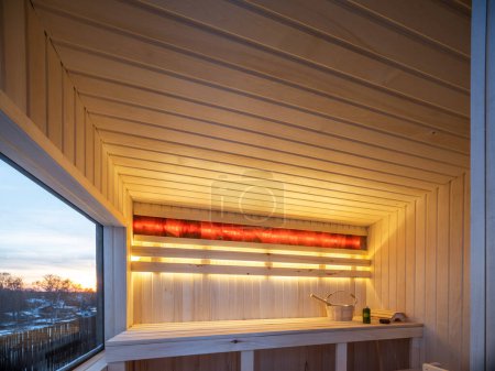 Téléchargez les photos : Intérieur du petit sauna finlandais en bois avec fenêtre. Maison privée de luxe. - en image libre de droit