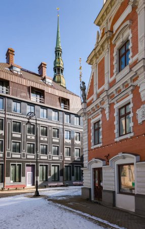 Foto de Plaza del Ayuntamiento de Riga. Casa de los Cabezas Negras. Arquitectura moderna de Letonia. Turismo en Europa. - Imagen libre de derechos