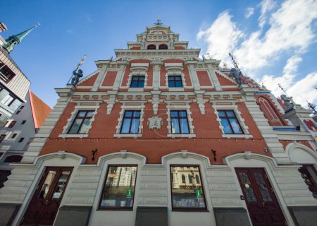 Foto de Plaza del Ayuntamiento de Riga. Casa de los Cabezas Negras. Arquitectura moderna de Letonia. Turismo en Europa. - Imagen libre de derechos