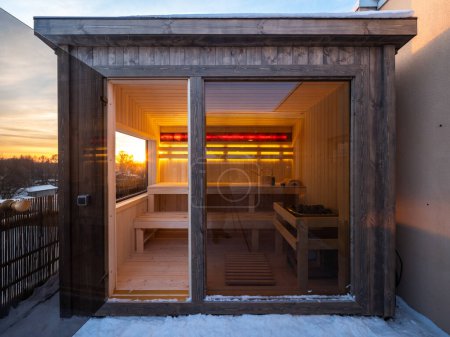 Foto de Interior de una pequeña sauna finlandesa de madera con ventana. Casa privada de lujo. - Imagen libre de derechos