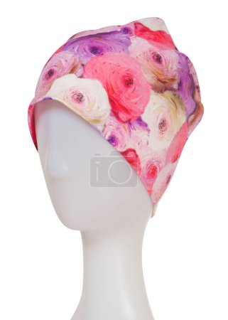 Téléchargez les photos : Chapeau élégant avec imprimé floral sur un mannequin sur fond blanc - en image libre de droit