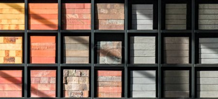 Téléchargez les photos : Des piles de différentes briques sur les étagères. Exemples de matériaux de construction - en image libre de droit