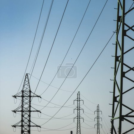 Téléchargez les photos : La ligne électrique haute tension tourne contre le ciel - en image libre de droit