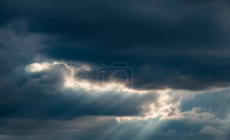 Foto de Fondo de la naturaleza. Rayos de luz solar a través de las nubes. - Imagen libre de derechos