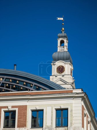 Téléchargez les photos : Hôtel de ville de Riga. La tour de l'horloge. Architecture moderne de la Lettonie. Point de repère. Tourisme en Europe. - en image libre de droit