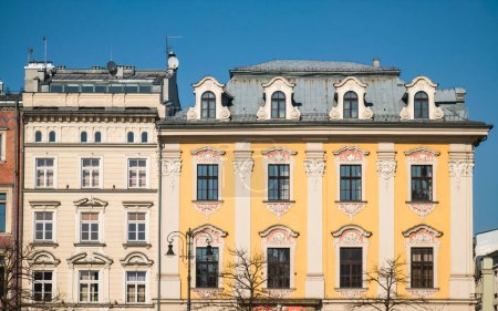 Téléchargez les photos : Architecture moderne d'Euorope. Façade du bâtiment à Cracovie, Pologne. Jour ensoleillé, ciel bleu. - en image libre de droit