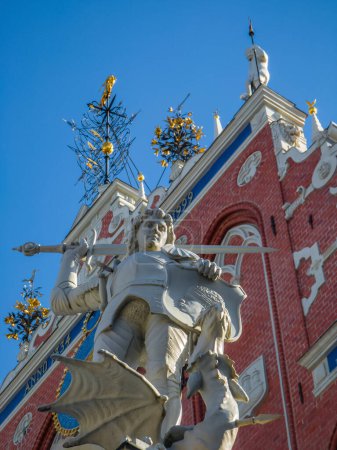 Téléchargez les photos : La statue sur la Maison des points noirs à Riga, Lettonie. Détails de l'architecture. - en image libre de droit