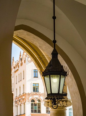 Téléchargez les photos : Architecture européenne moderne à Cracovie, Pologne. Gros plan de la vieille lanterne - en image libre de droit