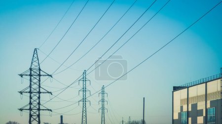 Foto de Torres de línea eléctrica de alta tensión contra el cielo - Imagen libre de derechos