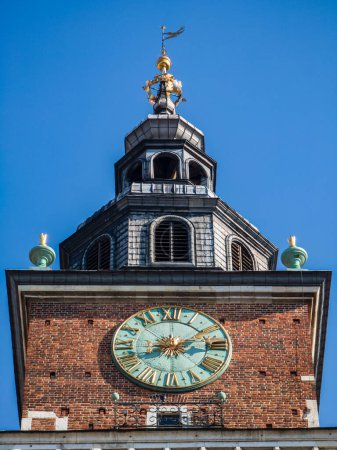 Téléchargez les photos : La tour de l'horloge. Architecture moderne de Cracovie, Pologne. Ciel bleu. - en image libre de droit