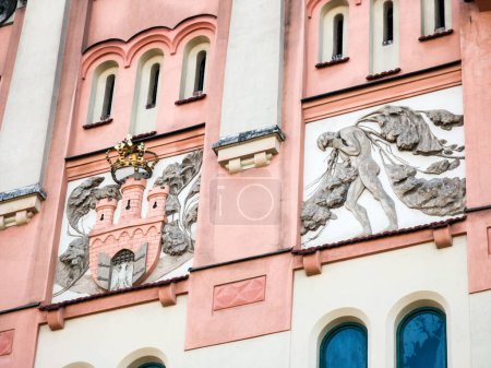 Téléchargez les photos : La façade d'un bâtiment moderne à Cracovie, en Pologne. Armoiries de la ville. - en image libre de droit