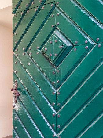 Téléchargez les photos : Gros plan de la porte en bois verte. - en image libre de droit