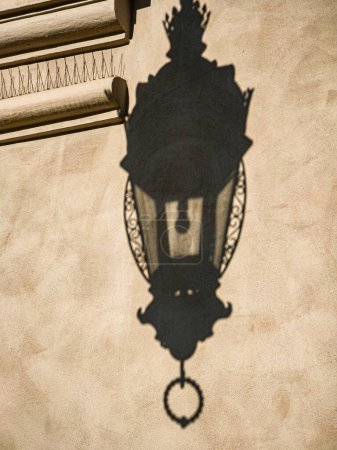 Téléchargez les photos : Ombre de la vieille lanterne sur le mur. Lumière du soleil. - en image libre de droit