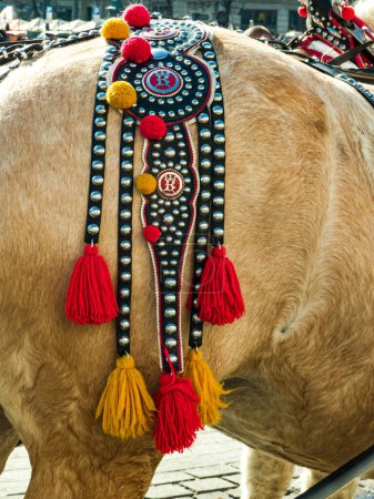 Foto de Primer plano de detalle de arnés de cuero decorativo en caballo marrón. Equipo. Pinceles amarillos y rojos. - Imagen libre de derechos