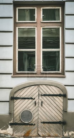 Téléchargez les photos : Petite vieille porte de bâtiment en bois dans la vieille ville de Riga, Lettonie. - en image libre de droit