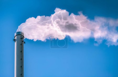 Téléchargez les photos : Cheminée d'usine avec orage en fumée. Tuyau industriel. - en image libre de droit