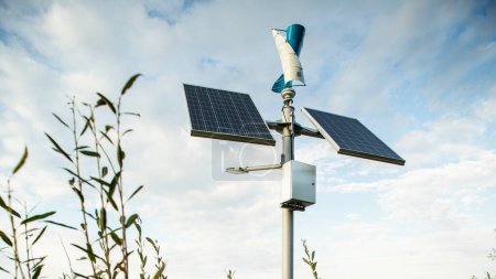 Foto de Pareja de paneles solares en un poste. Energía ecológica. - Imagen libre de derechos