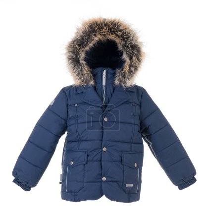 Stilvolle Winterkleidung für Kinder. Blaue Jacke auf weißem Hintergrund
