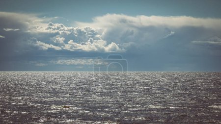 Téléchargez les photos : Beau paysage marin. Ciel nuageux. Réflexion de la lumière du soleil sur les vagues - en image libre de droit