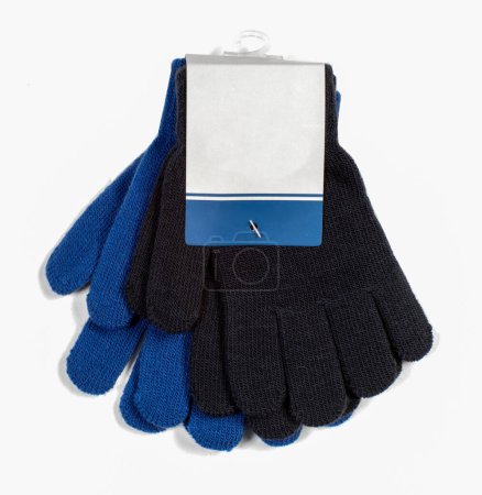 Téléchargez les photos : Gros plan de gants tricotés noirs et bleus sur fond blanc. - en image libre de droit