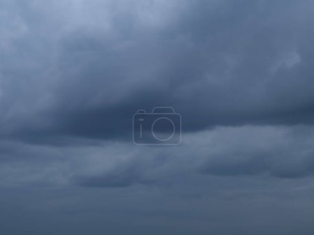 Téléchargez les photos : Moody ciel orageux. Belle nature. Nuages gris - en image libre de droit