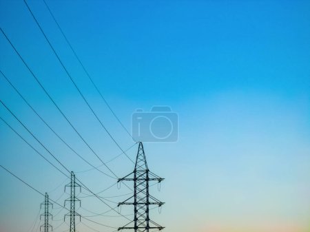Téléchargez les photos : La ligne électrique haute tension tourne contre le ciel - en image libre de droit