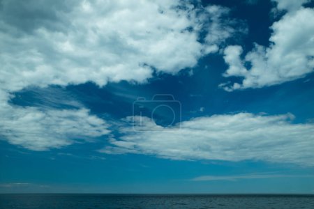 Foto de Paisaje marino escénico de mar tranquilo y cielo azul con nubes. Hermoso paisaje. - Imagen libre de derechos