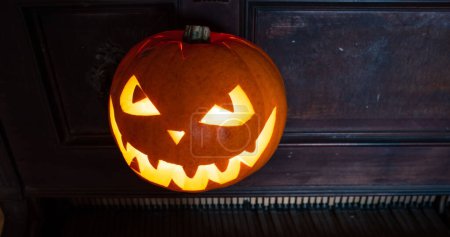 Téléchargez les photos : Concept d'Halloween. Lanterne à citrouille avec visage effrayant et bougie à l'intérieur. - en image libre de droit