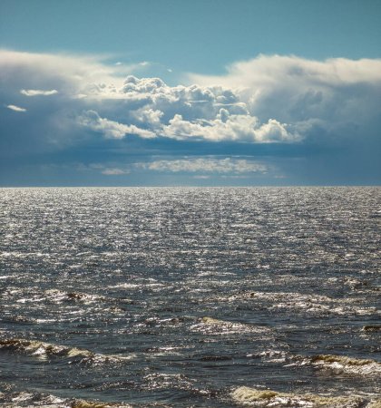 Foto de Hermoso paisaje marino. Cielo nublado. Reflejo de la luz solar sobre las olas marinas - Imagen libre de derechos