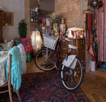Foto de Elegante antiguo diseño de interiores vintage. Muebles de madera. bicicleta retro. - Imagen libre de derechos