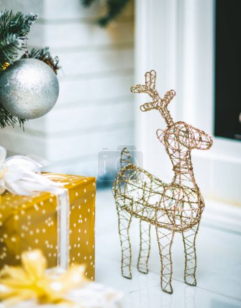 Téléchargez les photos : Décorations festives de Noël. Des cadeaux magnifiquement emballés. Cerfs de Virginie. - en image libre de droit