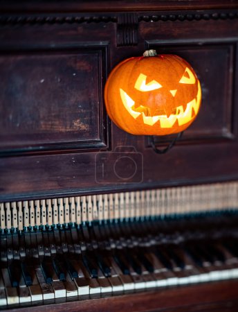 Téléchargez les photos : Concept d'Halloween. Lanterne à citrouille avec visage effrayant et bougie à l'intérieur. - en image libre de droit