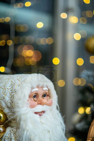Téléchargez les photos : Belle grande poupée du Père Noël. Cloce-up. Bokeh lumières. - en image libre de droit