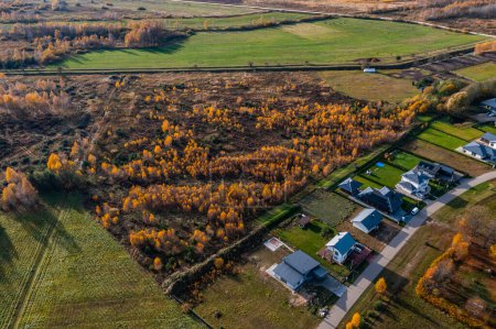Foto de Vista aérea del dron del pueblo. Bosque de otoño. Propiedad de lujo - Imagen libre de derechos
