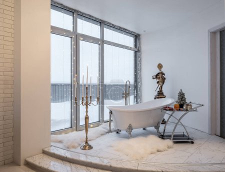 Luxus Badezimmer Interieur. Weihnachtsdekoration. Bad in Fensternähe.
