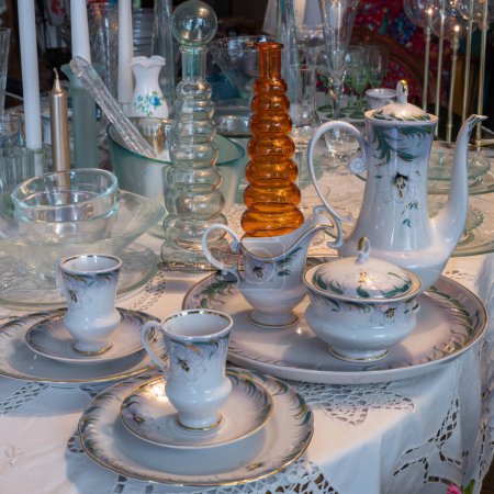 Foto de Elegante interior retro. Primer plano de porcelana fina vintage en la mesa. - Imagen libre de derechos