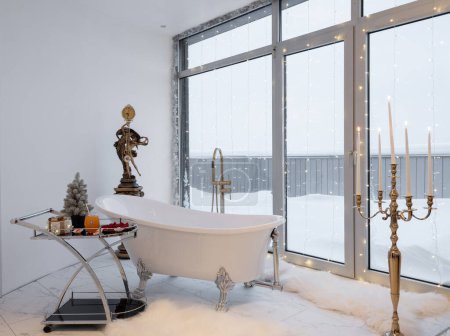 Luxus Badezimmer Interieur. Weihnachtsdekoration. Bad in Fensternähe.